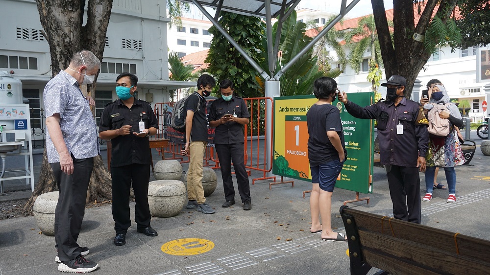 Wisatawan melakukan scan dan dicek suhu tubuh di Malioboro ©Travela
